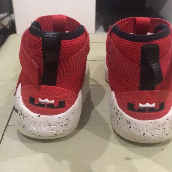Boys basketball shoes Nike Lebron’s - Picture 3 of 3